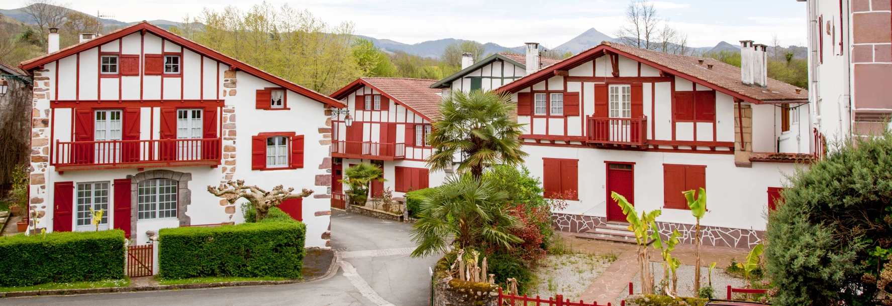 Balade à moto dans les villages pyrénéens