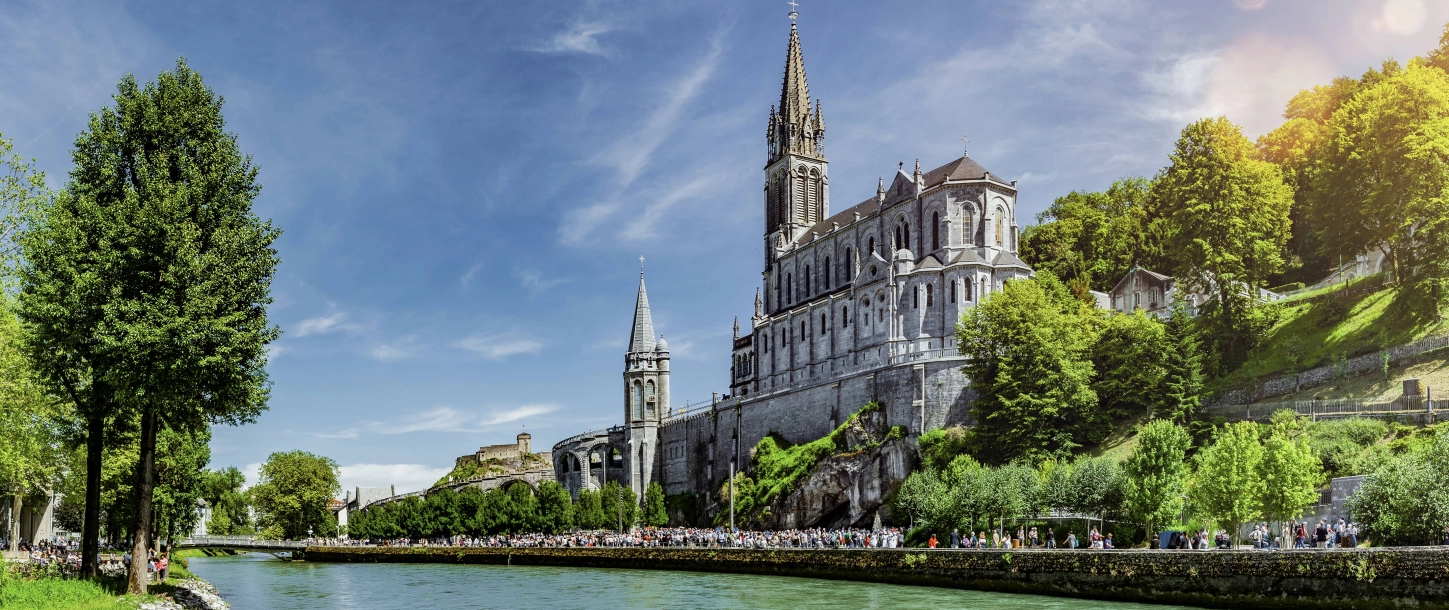 Balade à moto dans les villages pyrénéens