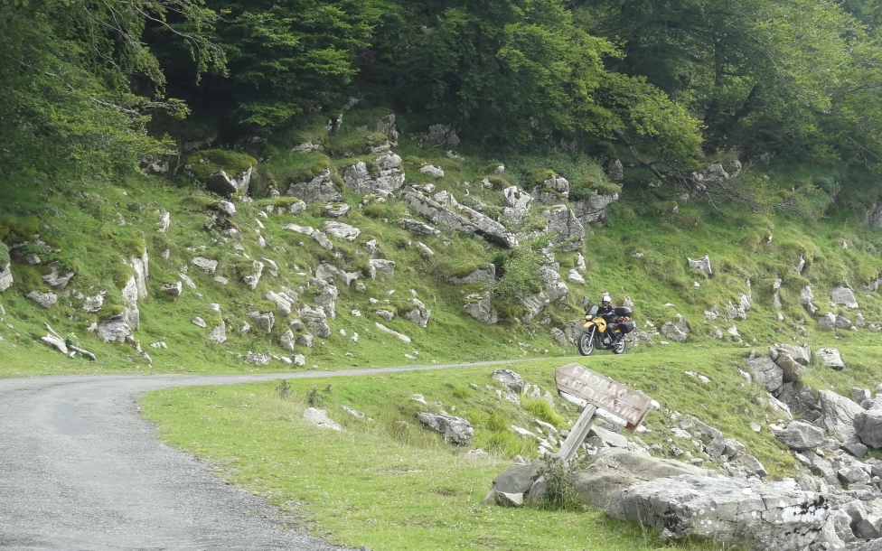 Balade à moto dans les villages pyrénéens